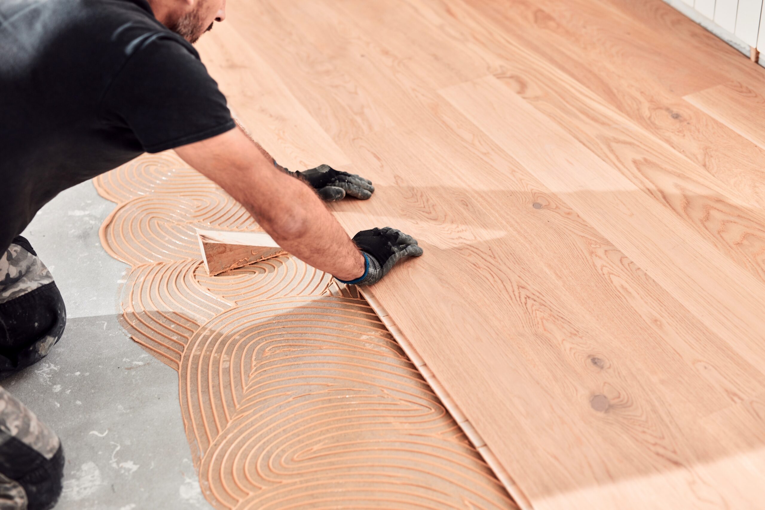 Professional,Handyman,Installing,Laminate,Flooring,In,A,New,Apartment.