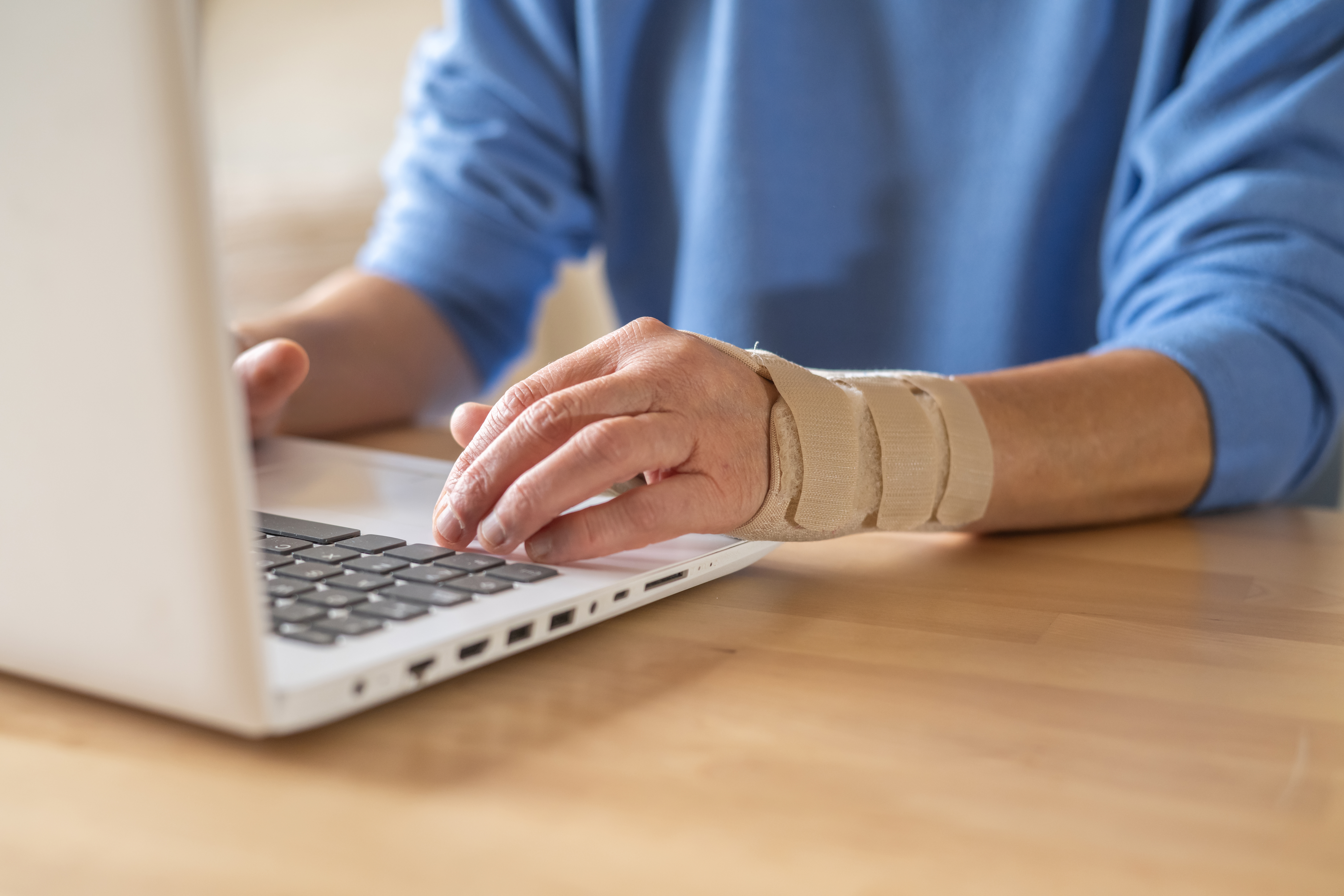Close-up,Of,Hand,Pain,In,Teleworker,Typing,On,Computer,With